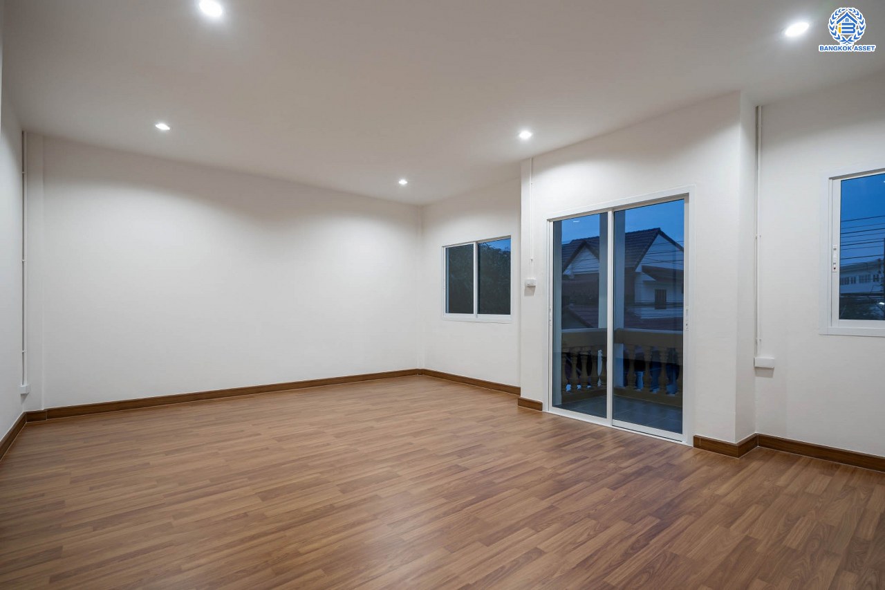 บ้านมือสองตกแต่งใหม่ โครงการ สวนกุหลาบ ติวานนท์-แจ้งวัฒนะ ติดถนนติวานนท์ ใกล้โรงเรียนสวนกุหลาบวิทยาลัย เนื้อที่ 27 ตร.ว. ฟังก์ชัน 3 ห้องนอน 2 ห้องน้ำ จอดรถได้ 1 คัน บนทำเลใกล้จุดขึ้นทางด่วน "ศรีรัช" และรถไฟฟ้าสายสีชมพู "สถานีปากเกร็ด"